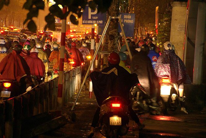 Hàng ngàn người dân Thủ đô chôn chân trong mưa rét vì tắc đường